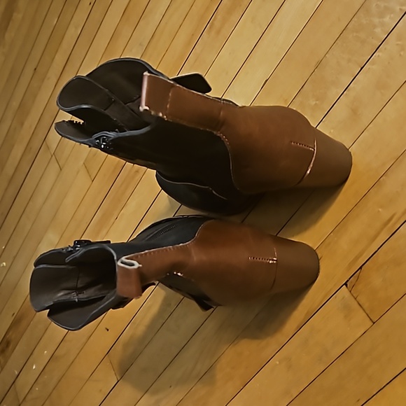 Korks by Kork Ease Richards Leather Ankle Bootie - Picture 2 of 5